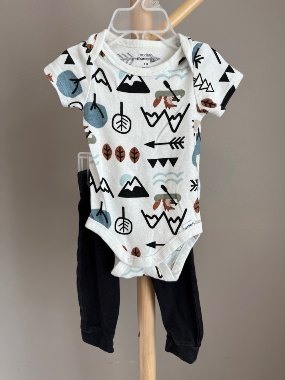 ⭐️⭐️PICK 5 / $20 Modern Moments Onesie and pant set 3-6M